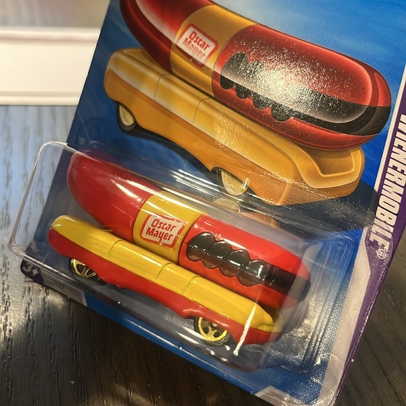 NEW in BOX Hot Wheels Oscar Mayer Wienermobile - Picture 3 of 7